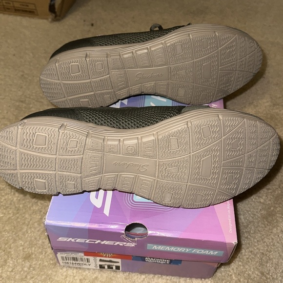 Skechers memory foam knit sneaker scallop edge - Picture 15 of 16